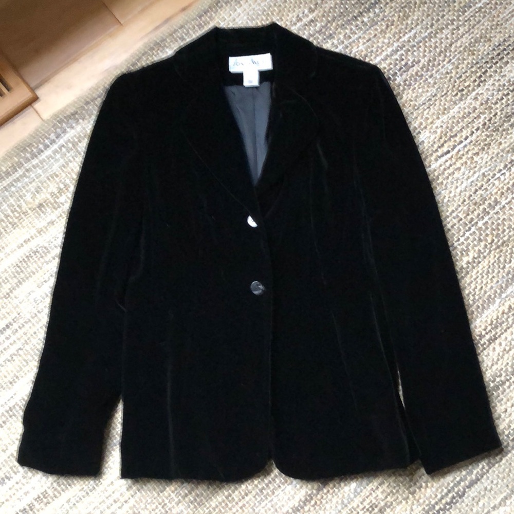 Jones Wear black velvet ladies blazer